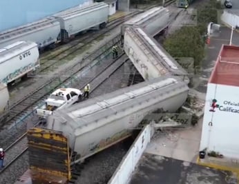 Descarrila tren en Cuautitlán; impacta barda de la Guardia Civil