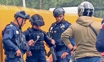 Auto embiste, arrastra y casi convierte en estampita a pareja en moto en la México-Puebla