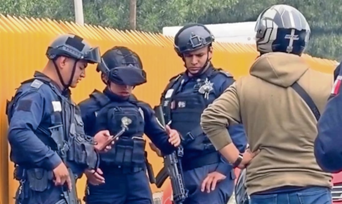 Auto embiste, arrastra y casi convierte en estampita a pareja en moto en la México-Puebla (Foto: Especial)