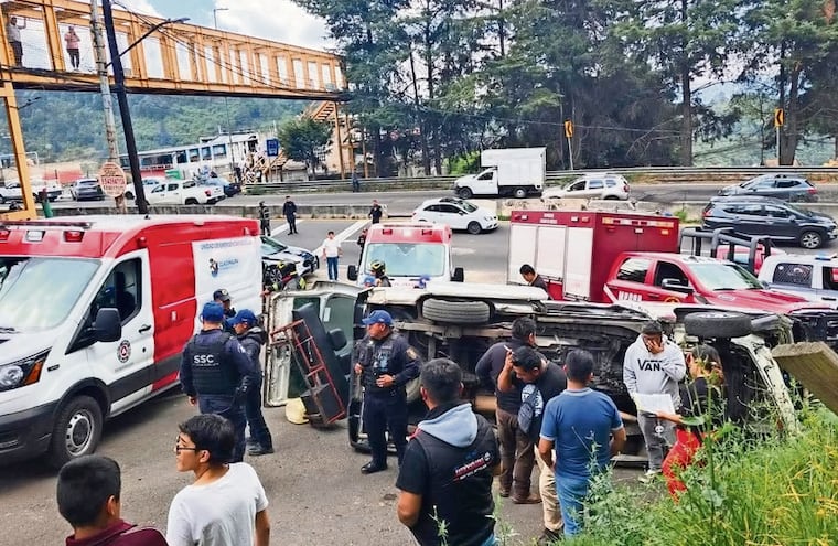¡Gritos y pánico! Así volcó el transporte escolar que dejó 15 estudiantes heridos en Cuajimalpa