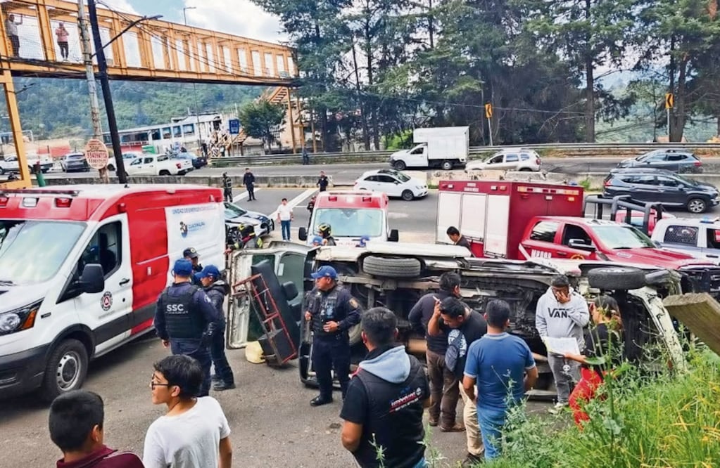 ¡Gritos y pánico! Así volcó el transporte escolar que dejó 15 estudiantes heridos en Cuajimalpa (Foto: Especial)