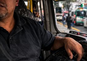 ¿Viajas en combi o camión? Choferes explican cómo detectar a un asaltante antes del "ya se la saben"