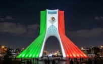 ¡¿Qué hace México en Irán?! Torre Azadi se pinta de verde, blanco y rojo