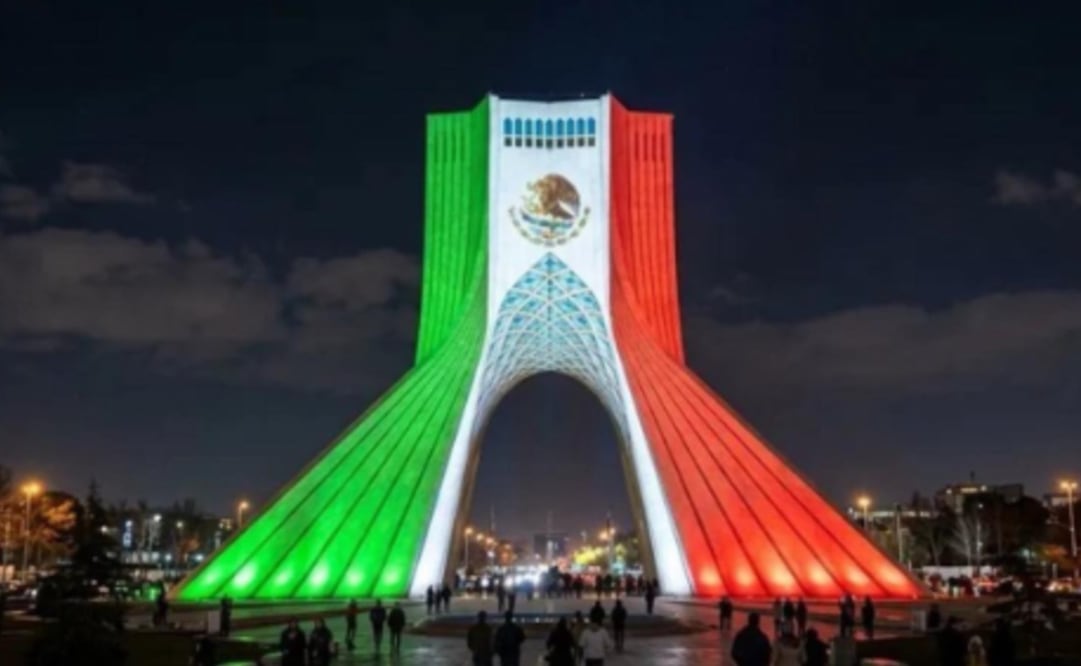 ¡¿Qué hace México en Irán?! Torre Azadi se pinta de verde, blanco y rojo
Foto: Redes Sociales