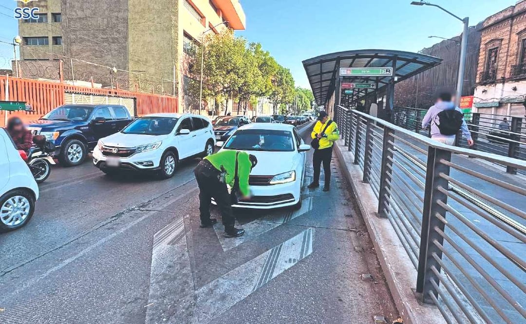 Foto. Especiales (Metrobús CDMX: Policías de tránsito realizan operativos para multar a invasores del carril confinado )