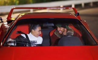 VIDEO: Lewis Hamilton y Kim Kardashian disfrutan de un paseo en Ferrari por Tokio 