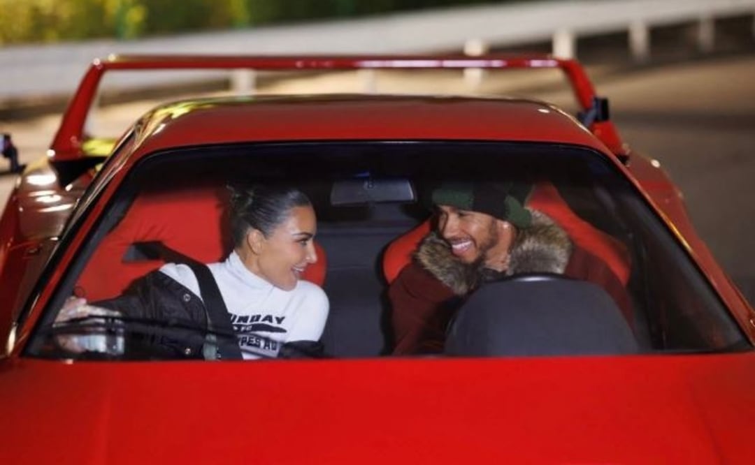 Foto: X @HouseOfVanity88 (VIDEO: Lewis Hamilton y Kim Kardashian disfrutan de un paseo en Ferrari por Tokio )
·