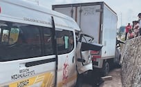 La libró de milagro, cafre estampa su "combi" y casi muere prensado en la México-Puebla