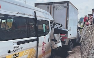 La libró de milagro, cafre estampa su "combi" y casi muere prensado en la México-Puebla