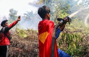 Joven de 16 años combate incendios vestido de Superman y se vuelve viral