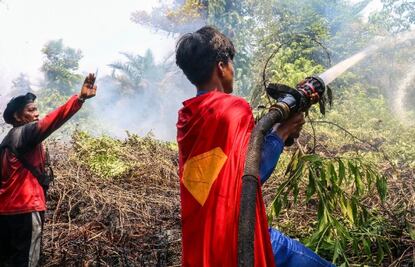 Joven de 16 años combate incendios vestido de Superman y se vuelve viral
