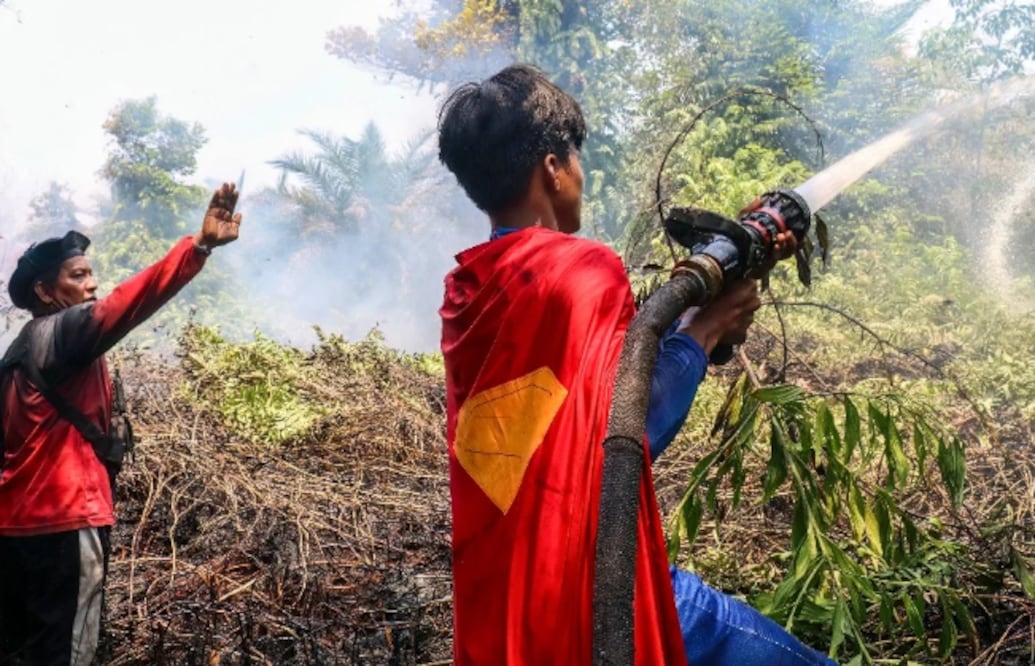 Joven de 16 años combate incendios vestido de Superman y se vuelve viral (Foto: AFP)