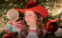 Viviann Baeza celebra la Navidad con sabor norteño del icónico clásico "Santa Claus Llegó a la Ciudad"