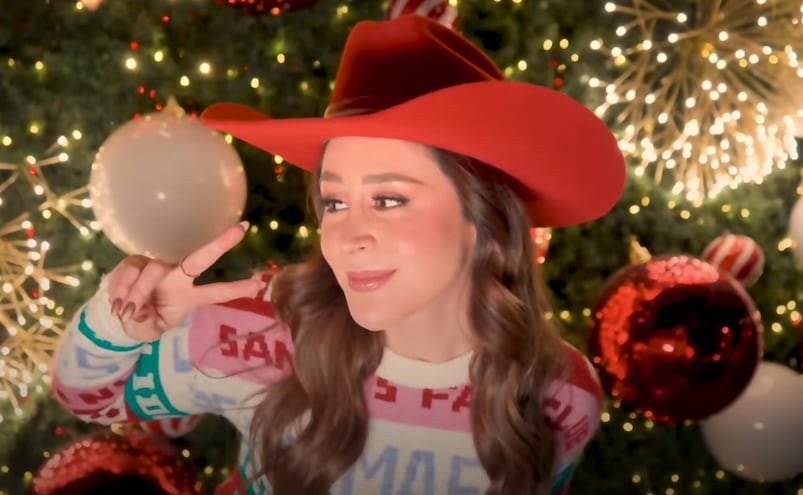 Viviann Baeza celebra la Navidad con sabor norteño del icónico clásico "Santa Claus Llegó a la Ciudad"