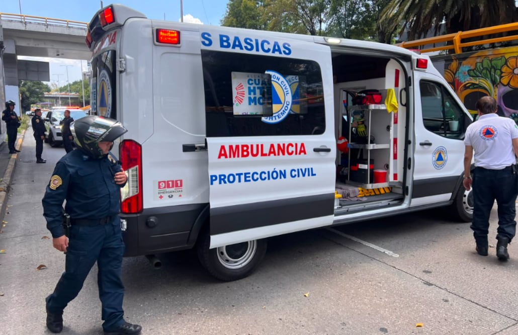 ¿Resbaló o se aventó? Hombre muere tras caer de un puente sobre Circuito Interior (Foto: Osmar Alvarado)