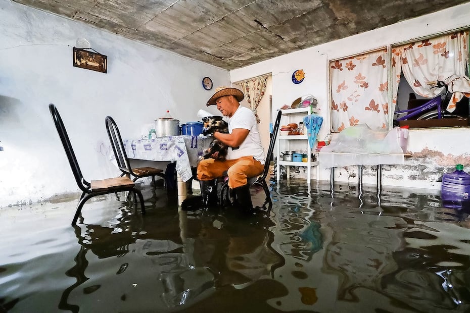 11 de septiembre de 2026, Ciudad de México. Las lluvias registradas durante la noche y madrugada provocaron inundaciones en distintos puntos de Tláhuac, donde varias viviendas resultaron afectadas por el ingreso de agua. Vecinos realizaron labores de limpieza y retiro de agua y lodo en sus domicilios, mientras continuaron los trabajos para atender las afectaciones ocasionadas por las precipitaciones.

Fotos: Osmar Alvarado | El Universal.