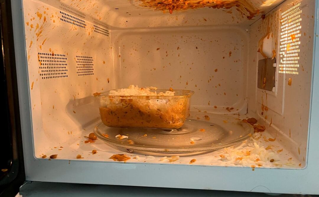 Más vale que tengas bien limpio el micro, porque las bacterias aman vivir ahí