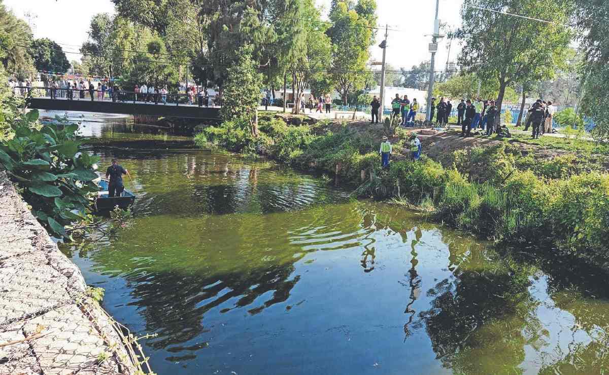 ¡Escondido! Encuentran el cuerpo de un hombre a las orillas del Canal Nacional en Iztapalapa