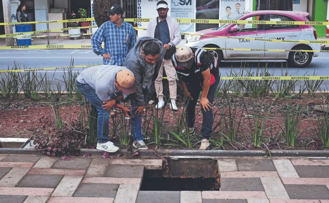 Mujer cae a socavón en la GAM. Foto: (Luis Camacho. El Gráfico)