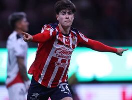 La joyita de Chivas, la "Hormiga" González, eclipsa a Raúl Jiménez y al "Bebote" rumbo al Mundial 2026