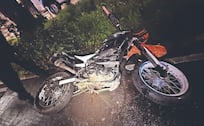 La muerte los separó de un azotón: Pareja de bikers termina embarrada tras salir volando en Xochimilco