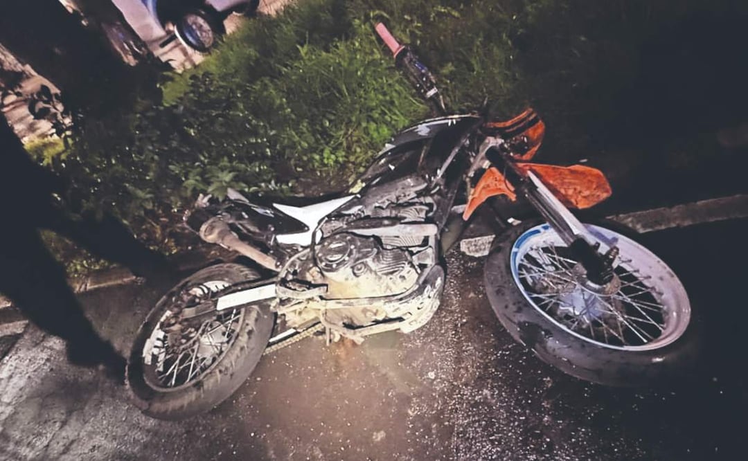 Pareja de bikers termina embarrada tras salir volando en Xochimilco. Foto: (Especial)