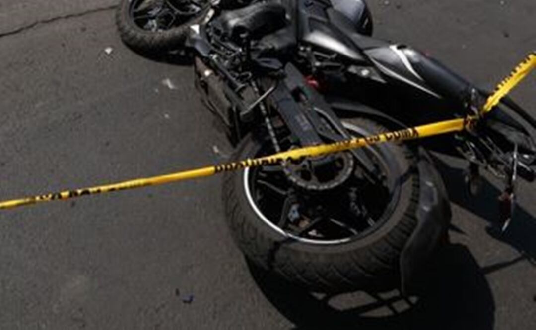Biker sin casco derrapa y termina con las ideas expuestas tras romperse la cabeza, en Edomex