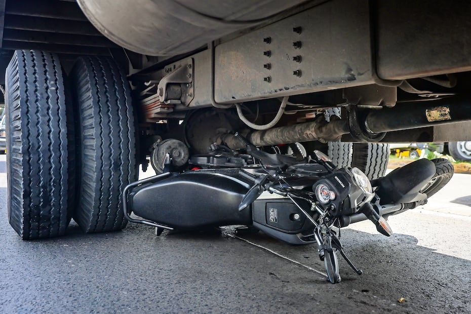 Estado de México, 17 Septiembre 2026.
Motociclista muere arrollado por camión de carga pesada en la Via Morelos, justo a la altura del Mexibús estación Tulpetlac en la colonia la mora en santa María Tulpetlac en el municipio de Ecatepec. El cuerpo quedó en el asfalto y metros más adelante la motocicleta debajo del camión.
Foto: Luis Camacho | El Gráfico