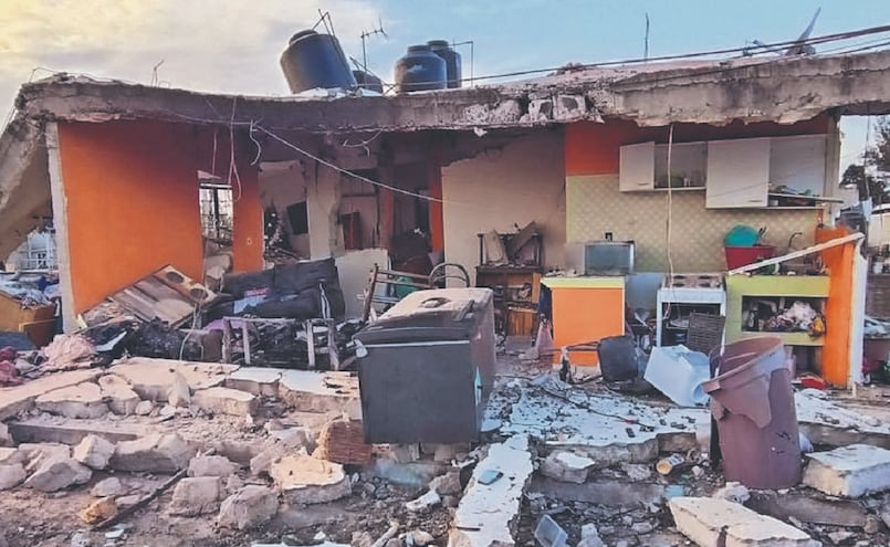Explosión por acumulación de gas destruye casa y deja severos daños, en Ecatepec