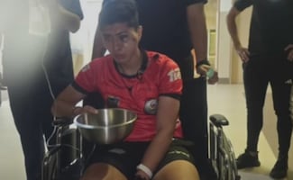 VIDEO: Jugador pierde los estribos y le lanza piedras a un árbitro en pleno partido