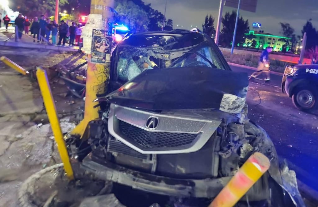 ¡Viaje sin regreso! Copiloto muere al estrellarse camioneta contra poste en Nezahualcóyotl (Foto: Especial)