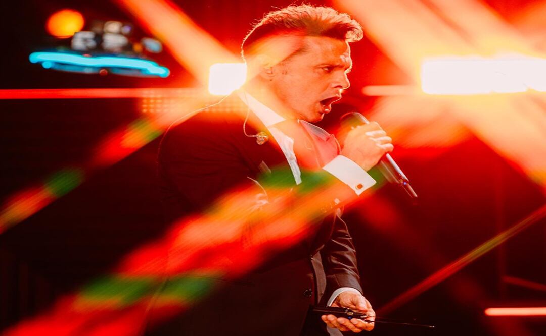 Luis Miguel sufre terrible accidente frente a su público y lo libra muy a su manera
