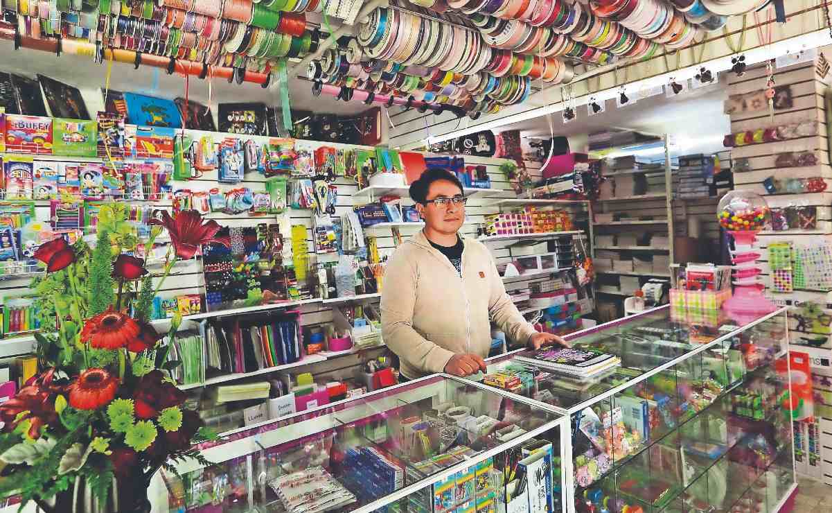 Papelerías ofrecen uñas y comida para no cerrar, comerciantes en CDMX culpan a la IA