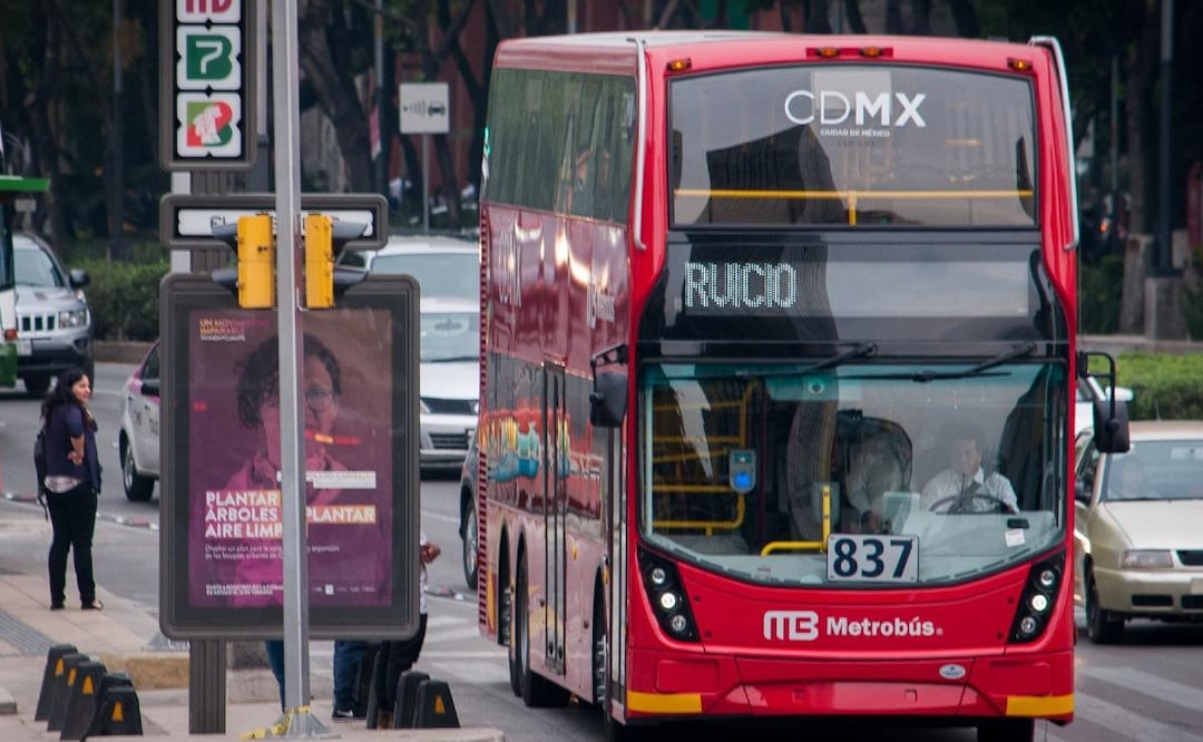 Seguridad en el Metrobús: ¿Cómo prevenir caídas en las unidades de dos pisos?
