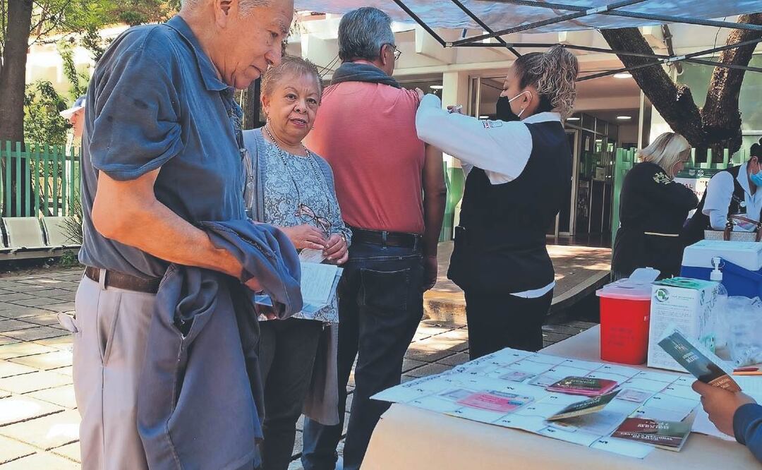 Adultos mayores se vacunan contra COVID-19 e influenza en CDMX, ante inicio de temporada invernal