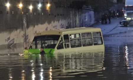 ¿Hay vialidades cerradas por lluvias? Agua bloquea pasos en importantes vialidades de CDMX