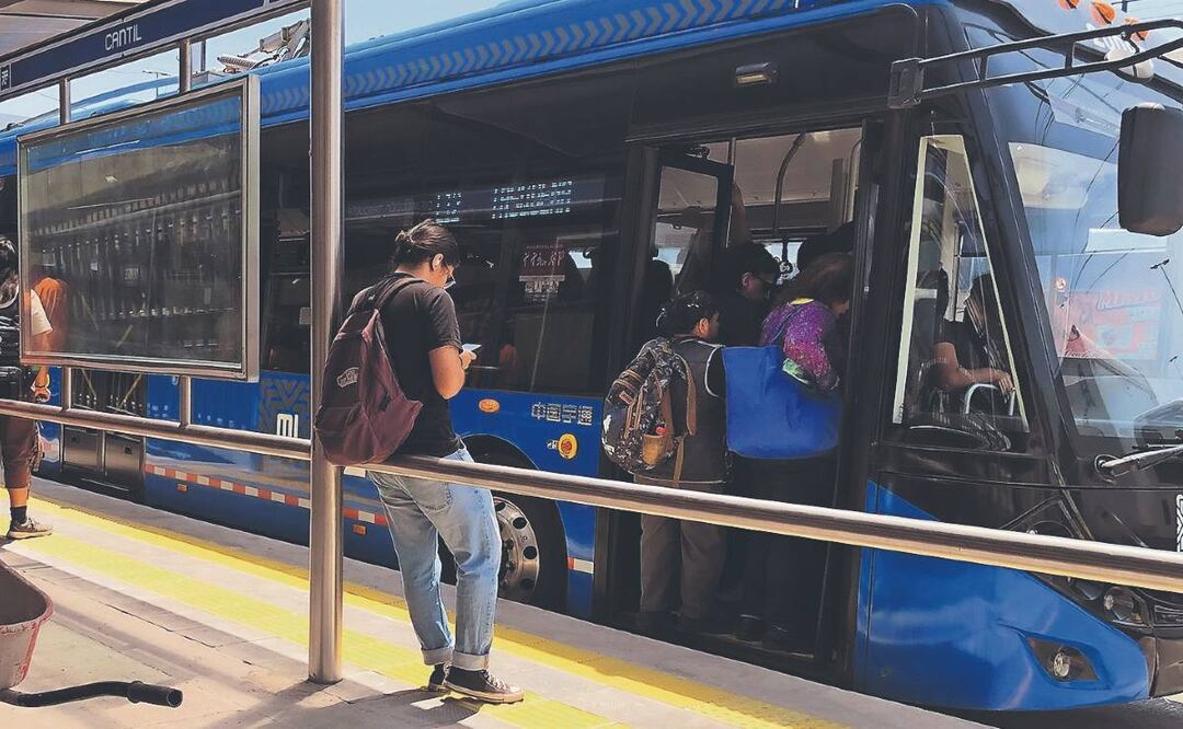 El trolebús que va de Tasqueña a Perisur, opera gratis, con vidrios rotos y vandalizado
