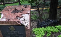 Estatua de Felipe Calderón sigue en el suelo mientras crece el Paseo de las Ancestras