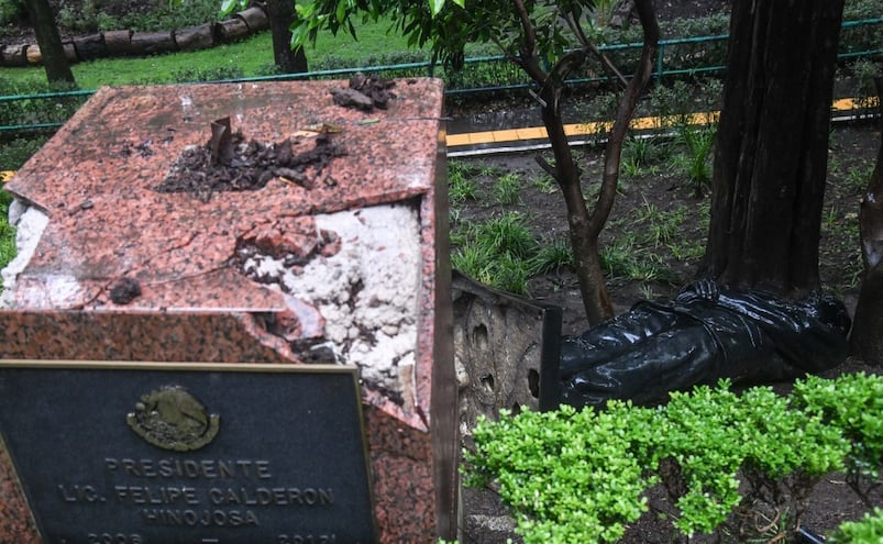 Estatua de Felipe Calderón sigue en el suelo mientras crece el Paseo de las Ancestras
