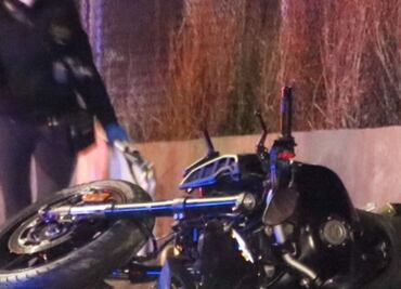 Biker SIN CASCO pierde la vida tras impactarse contra un auto, en Ecatepec