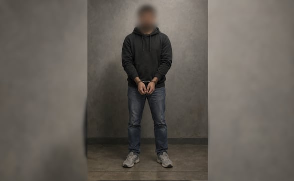 ¿Por eso? Descubre por qué a los detenidos les tapan los ojos y les ponen una "N" en los apellidos