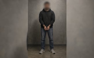¿Por eso? Descubre por qué a los detenidos les tapan los ojos y les ponen una "N" en los apellidos