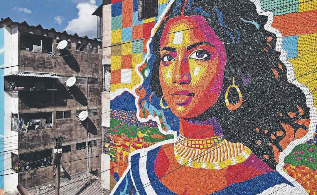 Foto: AFP (La "Gioconda Latina" hecha con 100 mil tapas de plástico que transforma a El Salvador)