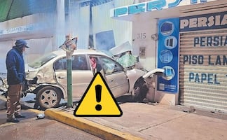 ¡Se dio duro contra el muro! Automovilista se estrella contra vivienda y muere en Iztapalapa