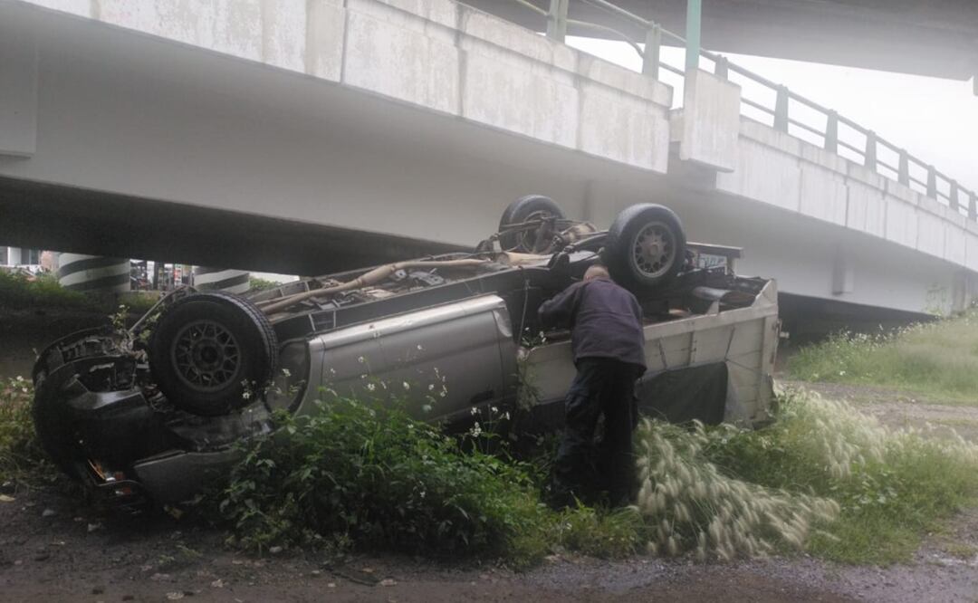 VIDEO: Camioneta cae 5 metros del puente Reyes Heroles en Tlalnepantla