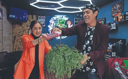 Bertha y Yamarash hacen ritual para la prosperidad de barbería en honor a Octavio Ocaña