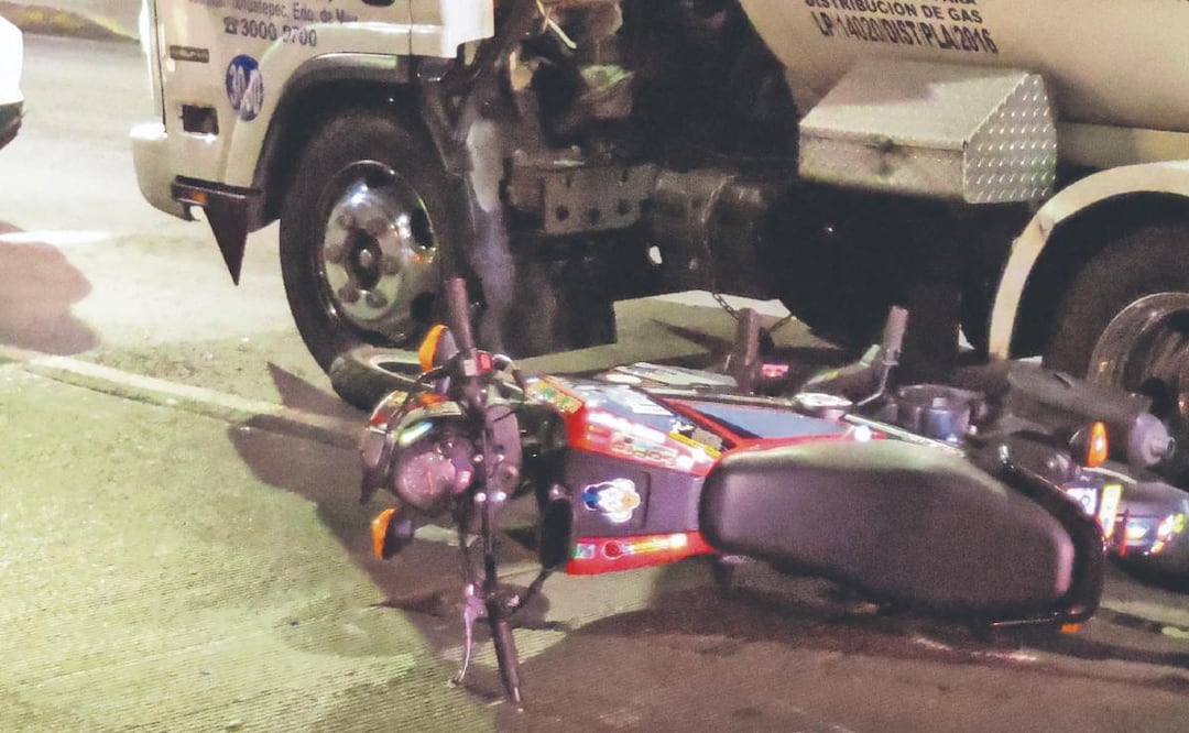 Biker sin casco muere tras ser embestido por un camión, en Ticomán