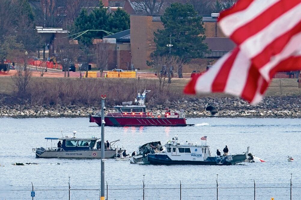 Continúa la búsqueda de cuerpos en el río Potomac, en Washington DC.