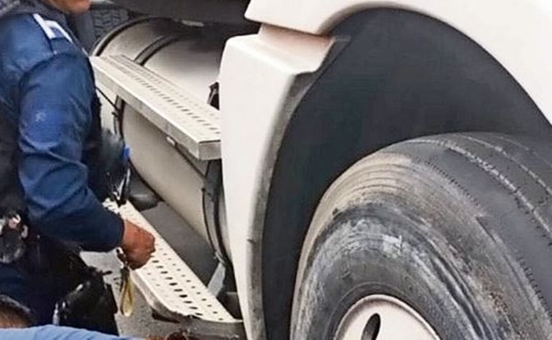 Hombre y quinceañera en moto intentan ganarle el paso a tráiler y terminan prensados, en Edomex