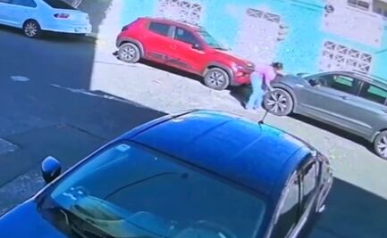 VIDEO: Mujer poncha llanta de coche por estar estacionado frente a su casa 